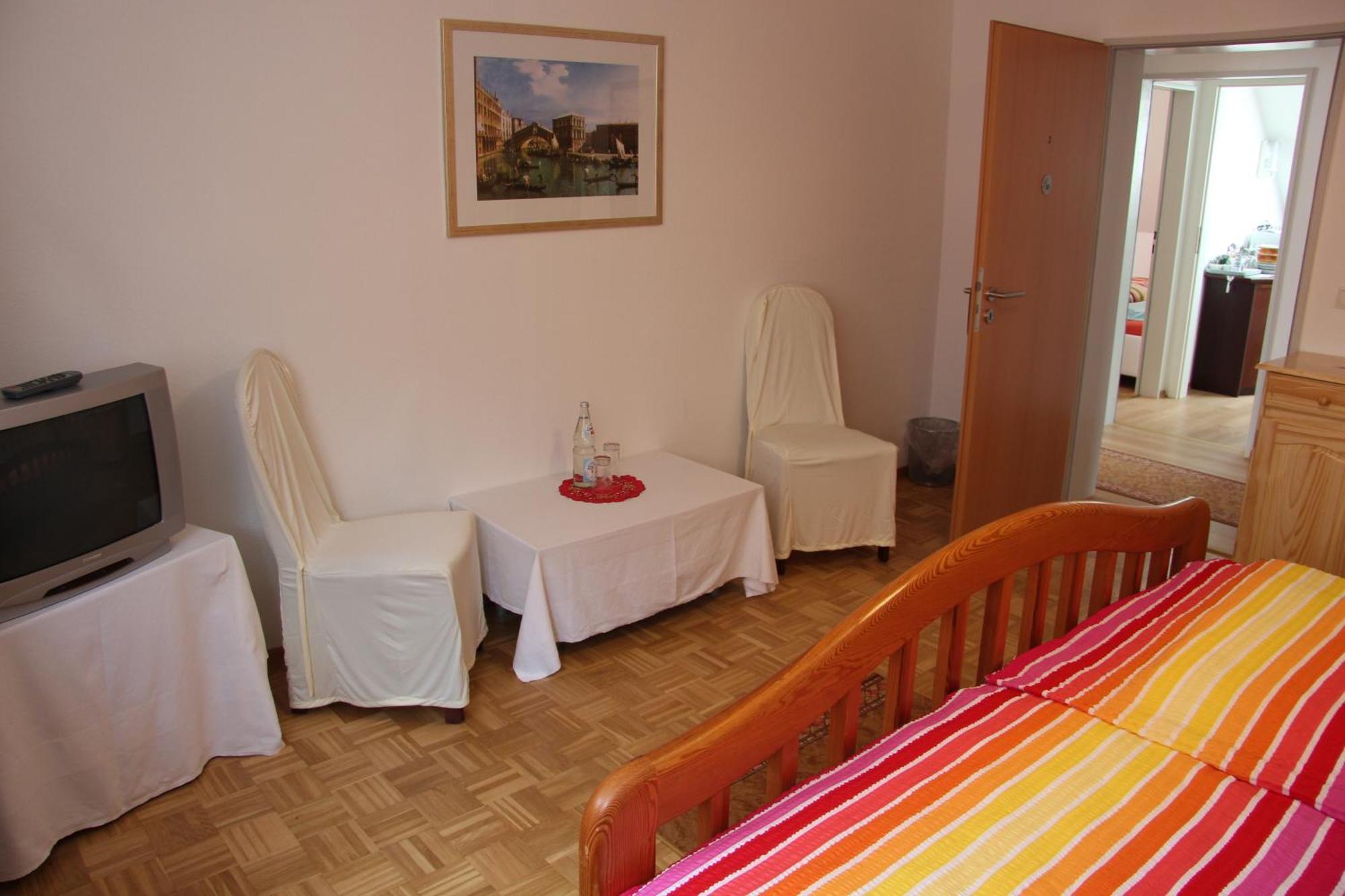 Hotel Am Schloss Neuenstein Rum bild