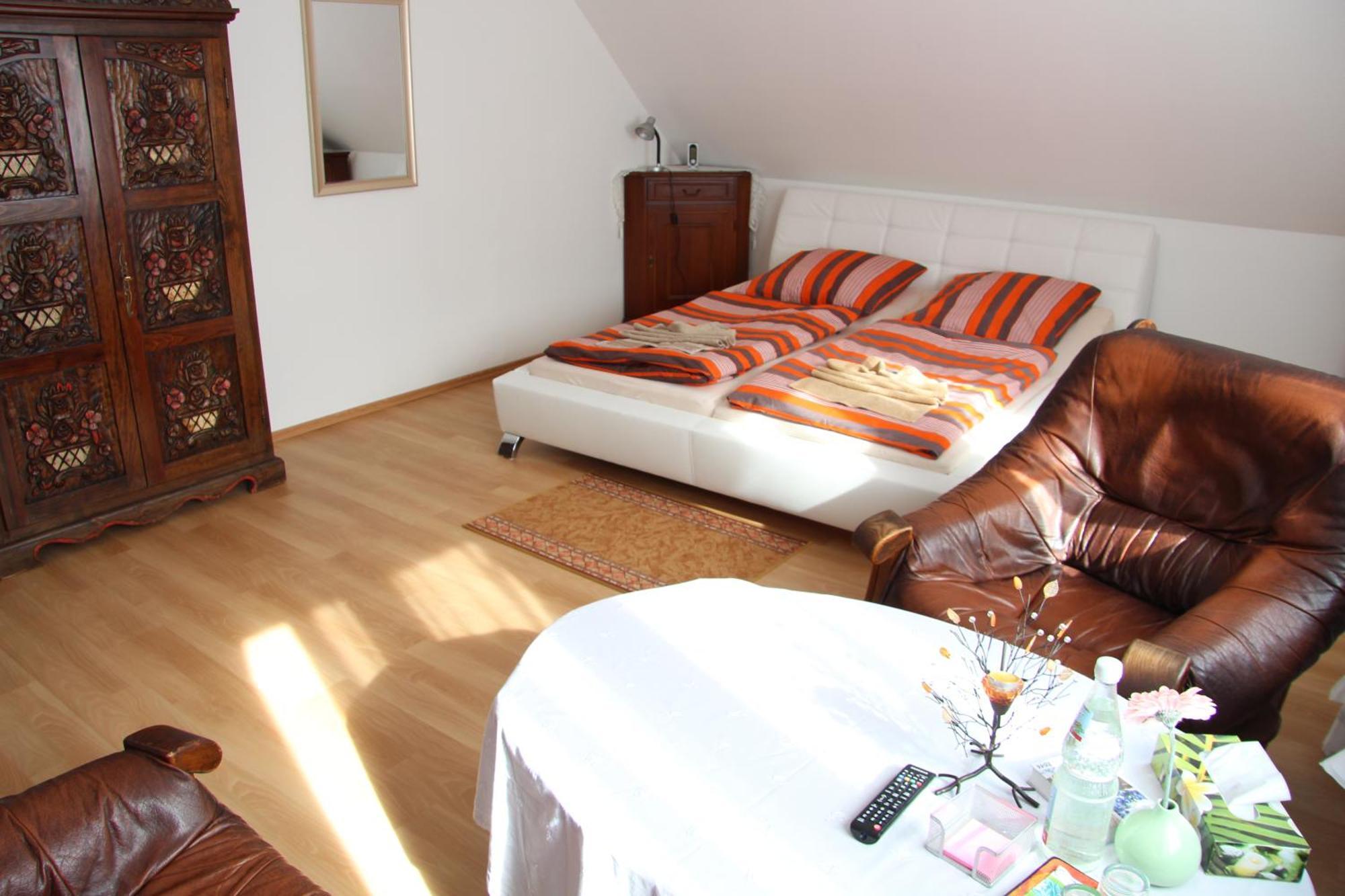 Hotel Am Schloss Neuenstein Rum bild