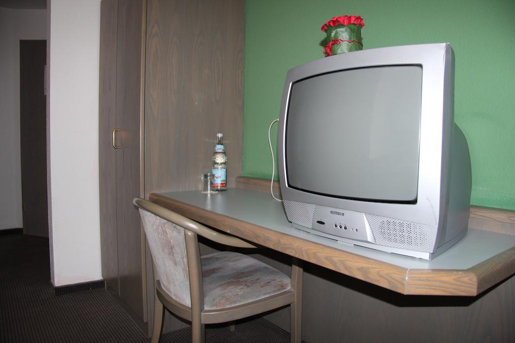Hotel Am Schloss Neuenstein Rum bild