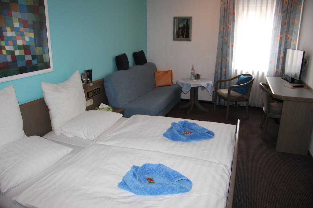 Hotel Am Schloss Neuenstein Rum bild